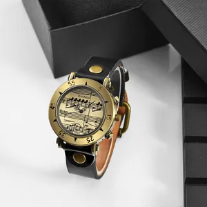 Vista dettagliata dell'orologio da uomo WoMaGe con quadrante a note musicali d'oro