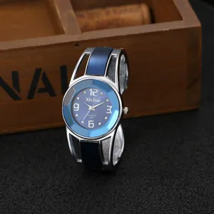 Vista dettagliata dell'orologio a bracciale XinHua in argento con quadrante blu e numeri