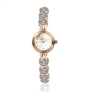 Detailansicht der eleganten roségoldenen Quarzuhr für Damen mit Kristallarmband