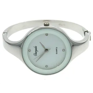 Vista dettagliata dell'orologio da donna argento con quadrante bianco minimalista