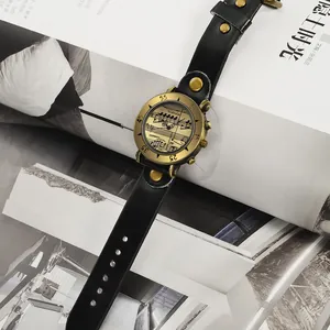 Primo piano dell'orologio vintage WoMaGe con quadrante a note musicali e cinturino in pelle nera