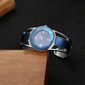 Dettaglio della lunetta blu sfaccettata e del quadrante della silver XinHua bangle watch
