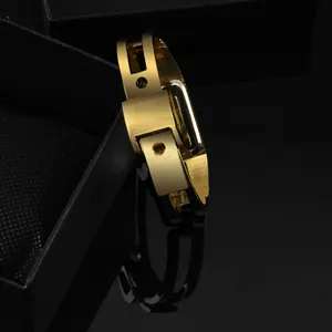 Vista dettagliata di un orologio a bracciale rigido dorato da donna finitura lucida