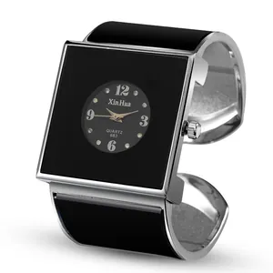 Dettaglio di un orologio da donna a bracciale con quadrante quadrato nero
