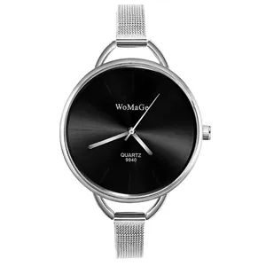 Dettaglio ravvicinato di un orologio da donna minimalista con quadrante nero e cinturino in mesh