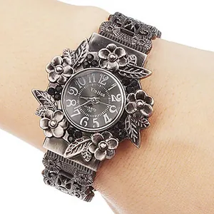 Detailansicht der Xinhua Vintage Damenarmbanduhr mit eleganten Blumenschnitzereien