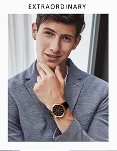 Primer plano de un reloj de cuarzo para hombre con caja de oro rosa y correa de cuero.