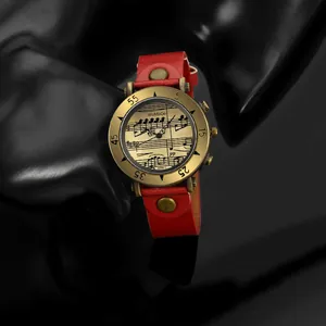 Dettaglio orologio WoMaGe con quadrante a note musicali e cinturino rosso