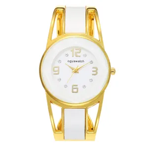 Dettaglio orologio a bracciale dorato con quadrante bianco e inserti in ceramica