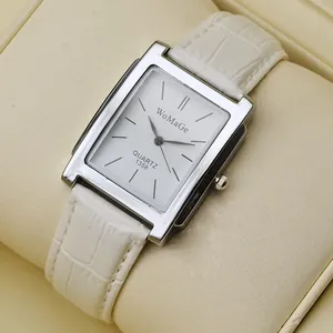 Dettaglio dell'orologio rettangolare WoMaGe con cinturino bianco effetto coccodrillo