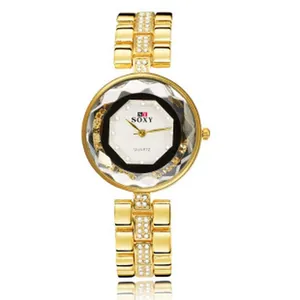 Detailansicht einer goldfarbenen Quarzuhr mit facettiertem Kristall und Strassarmband