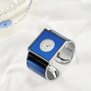 Elegante orologio a bracciale rigido blu quadrato da donna con movimento al quarzo.