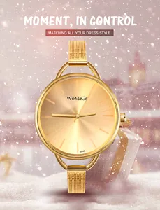 Primo piano di un elegante orologio da donna dorato con cinturino in maglia milano.