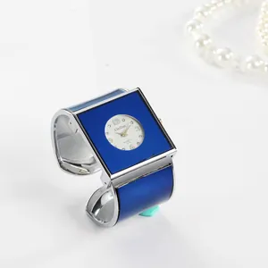 Primo piano di un elegante orologio a cerchio blu quadrato da donna con cornice argento