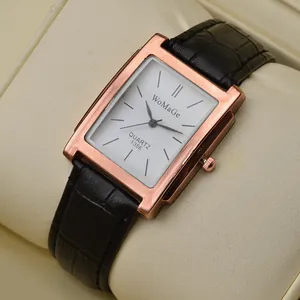 Primo piano dell'orologio quadrato da uomo WoMaGe con cassa oro rosa e cinturino nero
