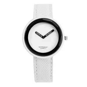 Dettaglio di un orologio al quarzo bianco minimalista con cinturino in tessuto bianco.