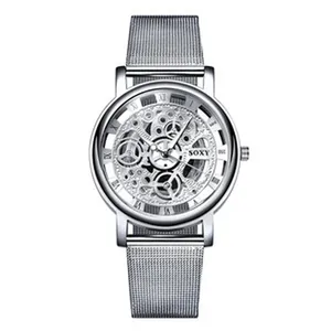 Primo piano di un orologio scheletrato argento con ingranaggi a vista e cinturino mesh