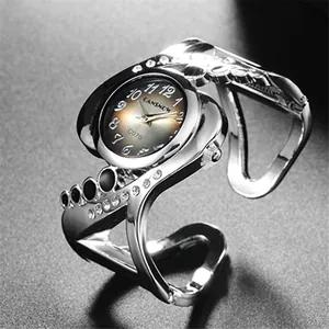 Primo piano di un orologio a bracciale argento con strass e quadrante sfumato.
