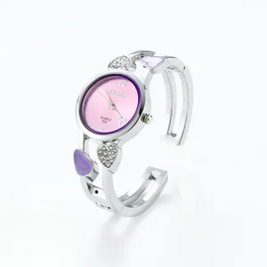 Dettaglio dell'orologio rigido a cuore in argento con quadrante rosa ed smalto viola