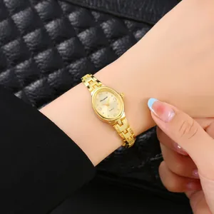 Vista macro di un elegante orologio da polso ovale dorato con catena a maglie sottili