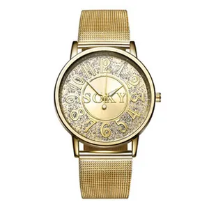 Primo piano dell'elegante orologio dorato con cinturino a maglia e quadrante glitter SOXY