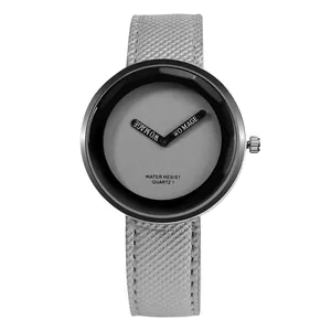 Dettaglio di un orologio di moda grigio minimalista con cinturino in tessuto e quadrante