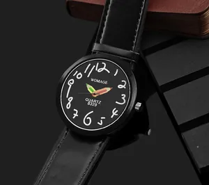 Primo piano dettagliato dell'orologio al quarzo WOMAGE con lancette a forma di matita