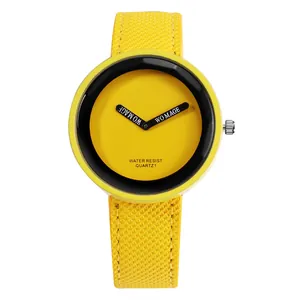 Vista dettagliata di un orologio al quarzo giallo vibrante con quadrante oversize e cinturino in tessuto