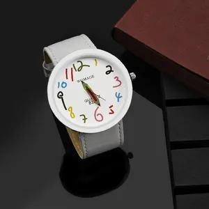 Vista dettagliata dell'orologio da donna WOMAGE con numeri colorati e lancette a matita