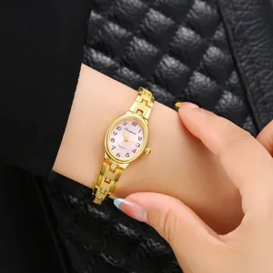 Elegante orologio a bracciale dorato con un delicato quadrante ovale rosa al polso