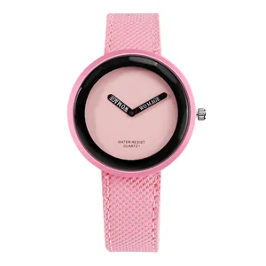 Vista dettagliata di un orologio al quarzo alla moda con cinturino rosa e ghiera nera