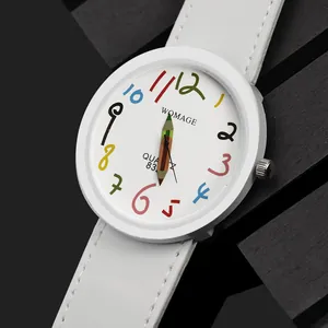Primo piano del quadrante bianco WOMAGE con numeri colorati disegnati a mano e cinturino