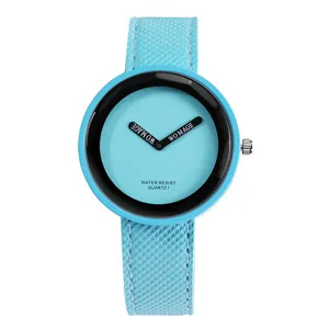 Dettaglio di un orologio al quarzo azzurro minimalista con lunetta e lancette nere