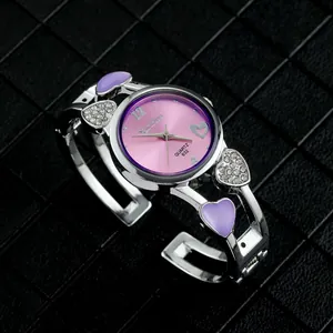 Dettaglio dell'orologio da donna a bracciale argento con cuori viola e quadrante rosa.