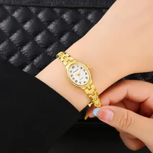 Elegante orologio a catena ovale dorato per donna con quadrante bianco e cinturino in metallo