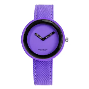 Elegante orologio al quarzo viola minimalista con quadrante grande e cinturino intrecciato