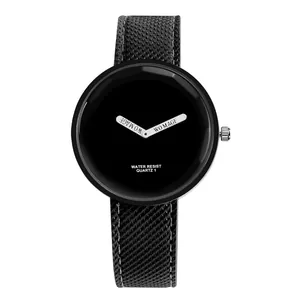 Dettaglio ravvicinato di un orologio al quarzo nero minimalista con cinturino in tela testurizzata