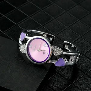 Vista dettagliata dell'orologio da donna a forma di cuore con quadrante rosa e accenti viola