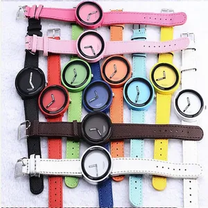 Vista dettagliata di vari orologi di moda con quadrante grande in diversi colori vivaci.