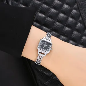 Vista macro dettagliata di un elegante piccolo orologio a bracciale al quarzo quadrato argento.