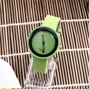 Vista dettagliata dell'orologio da polso verde minimalista con quadrante grande e quarzo
