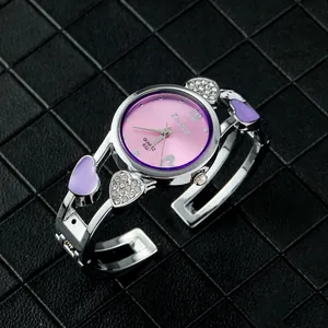 Vista dettagliata dell'orologio da donna a cerchio con cuori, quadrante rosa e argento