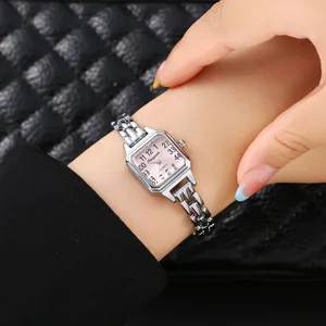 Elegante orologio al quarzo quadrato con bracciale in argento e quadrante rosa.