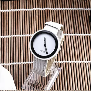 Primo piano di un orologio al quarzo minimalista con quadrante grande e cinturino