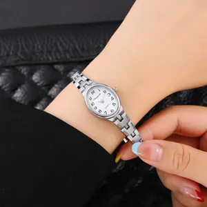 Elegante orologio a bracciale in quarzo ovale argento con quadrante bianco