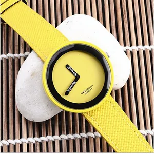 Vista dettagliata di un orologio al quarzo analogico giallo con lunetta nera su pietre