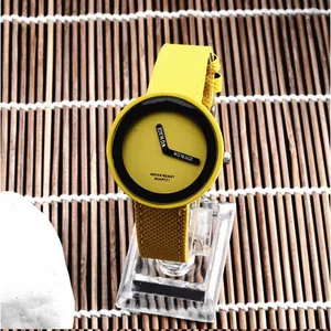 Primo piano del quadrante giallo minimalista e del cinturino in pelle testurizzata della moda.