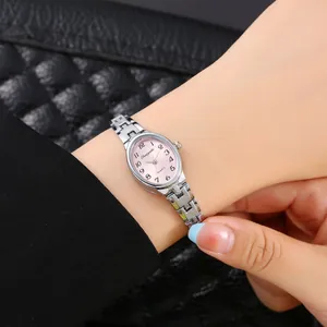 Primo piano di un elegante orologio ovale con quadrante rosa e cinturino argento
