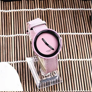 Primo piano dettagliato di un orologio al quarzo rosa con elegante lunetta nera