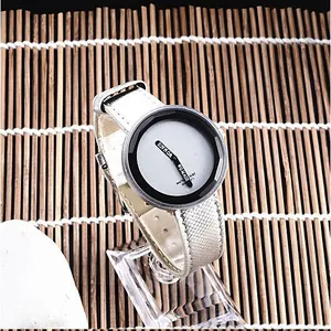 Dettaglio dell'orologio minimalista con quadrante grande e cinturino